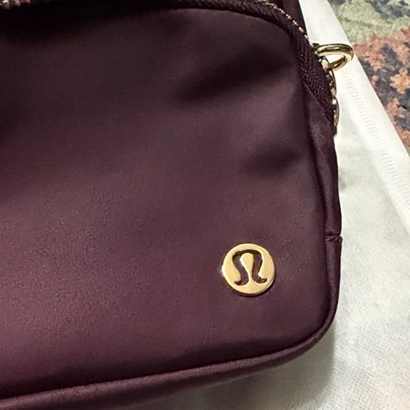 lululemon athletica Crossbody Bag in Dark Purple - Picture 2 of 4